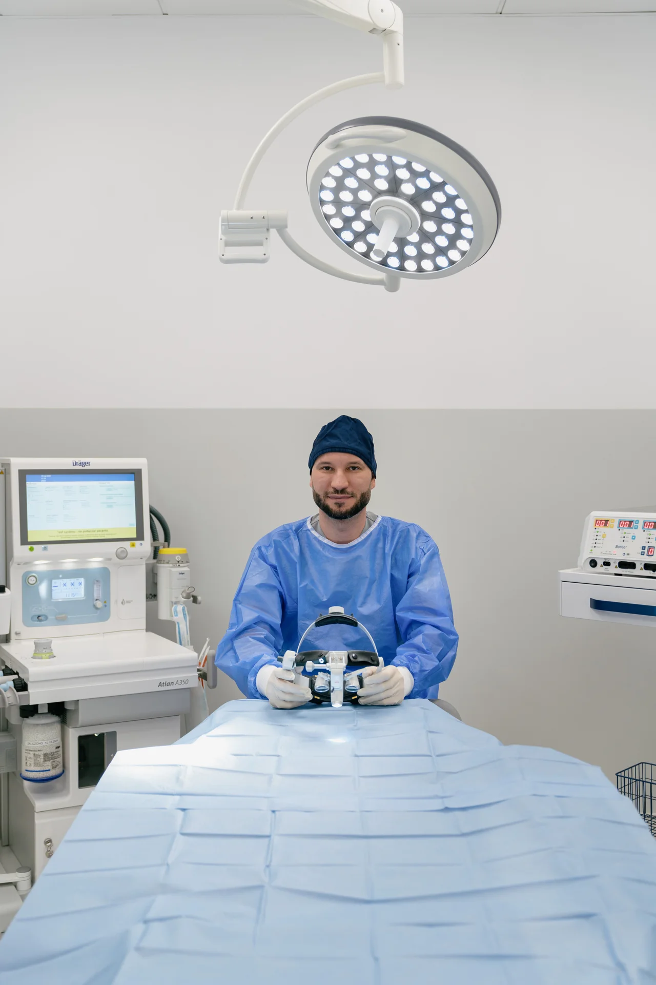 dr Kotapka w niebieskim stroju na sali zabiegowej