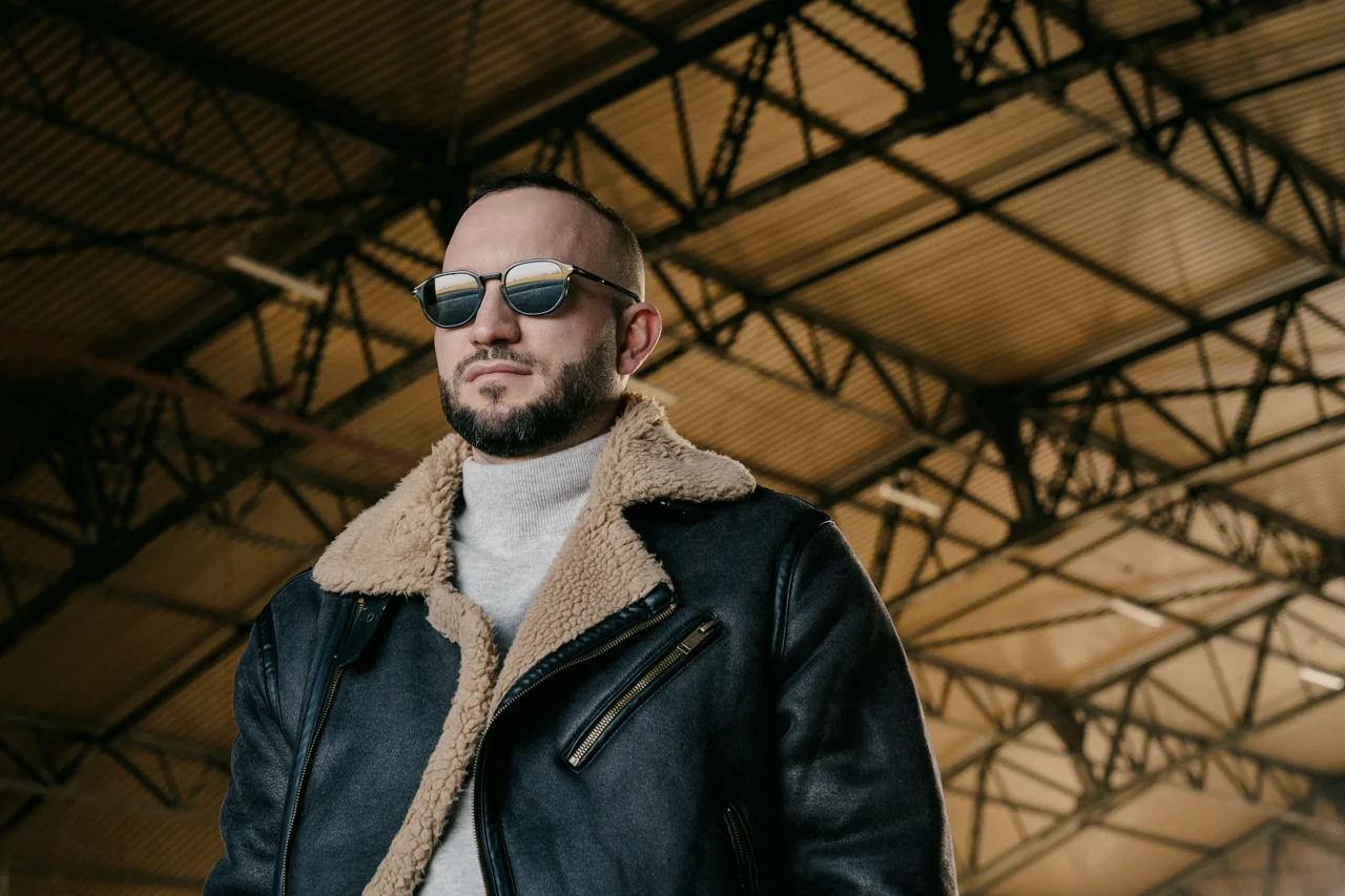 Portret dr Kotapki w hangarze — sesja marki osobistej